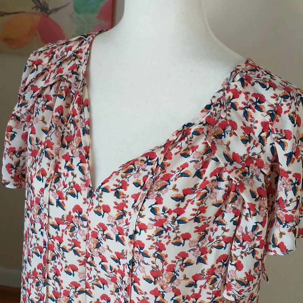 Max Studio short flutter sleeve v-neck blouse red cream blue floral  size M - Picture 2 of 7